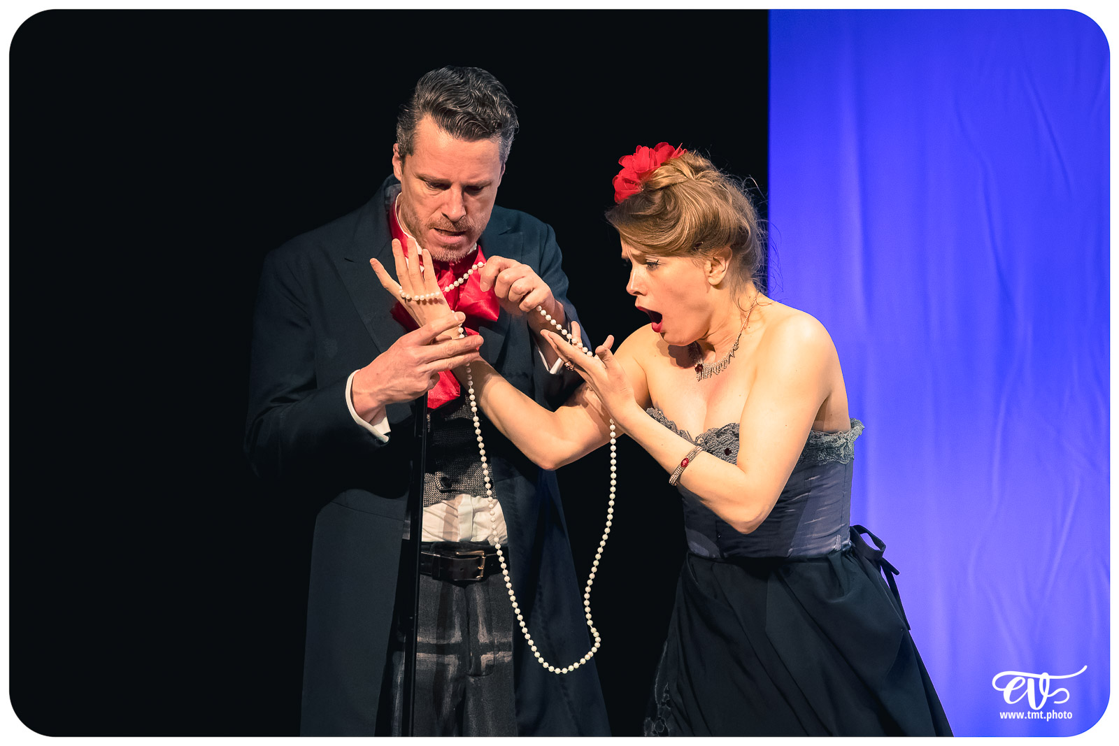 UN FIL A LA PATTE (CIE VIVA)